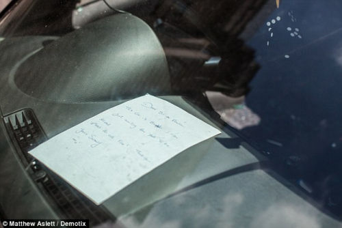 拉齐的汽车在英国议会门前出了故障，留下纸条请求别罚款。
