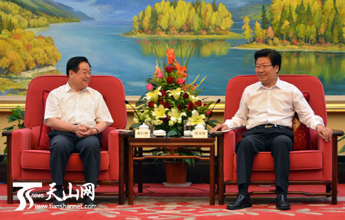 自治区党委书记张春贤与前来新疆考察访问的四川省委副书记、省长蒋巨峰举行会谈。