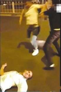 图文：老外当街猥亵北京女孩路人愤怒围殴