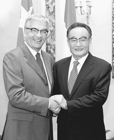 吴邦国与卢森堡国民议会议长举行会谈