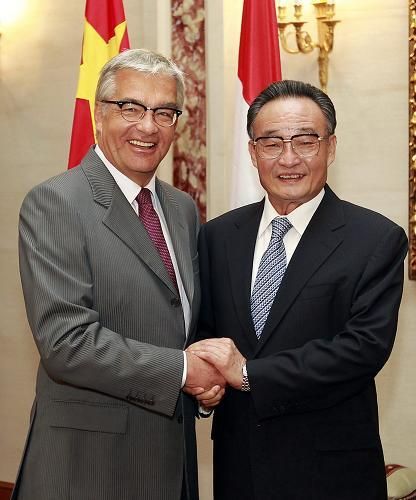 吴邦国与卢森堡国民议会议长举行会谈