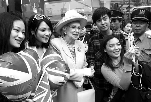 图文：“英国女王”现身上海街头