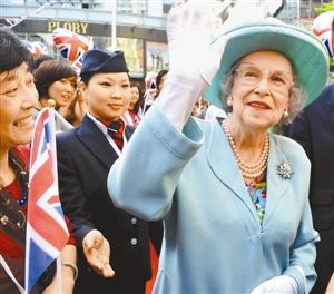 “英国女王”现身上海街头