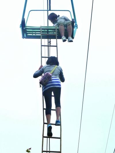 78名中外游客被困高空数小时获救