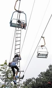 图文：桂林尧山：78名游客空中惊魂7小时