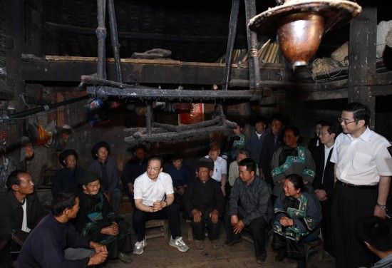 这是5月26日，在花垣县麻栗场镇立新村88岁村民吴甲玉家1957年盖的老房子里，温家宝与村民们交流。新华社记者 庞兴雷 摄