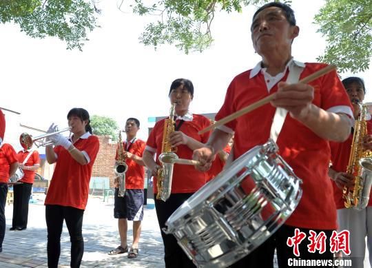 农民交响乐队亮相河北武强“周窝特色音乐小镇”