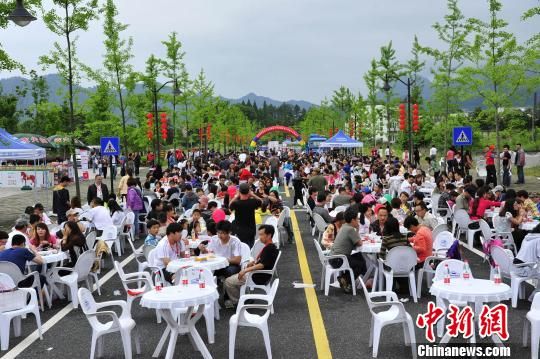 中韩800名驴友齐聚杭州千岛湖“安营扎寨”