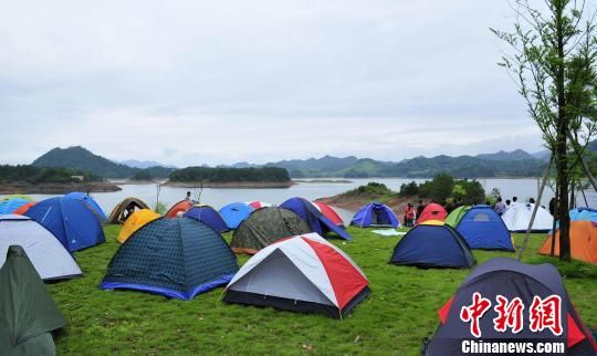 中韩800名驴友齐聚杭州千岛湖“安营扎寨”