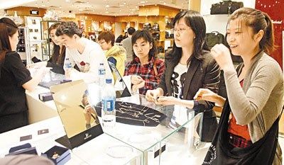赴港个人游激活香港珠宝零售业内地客被视"贵客"