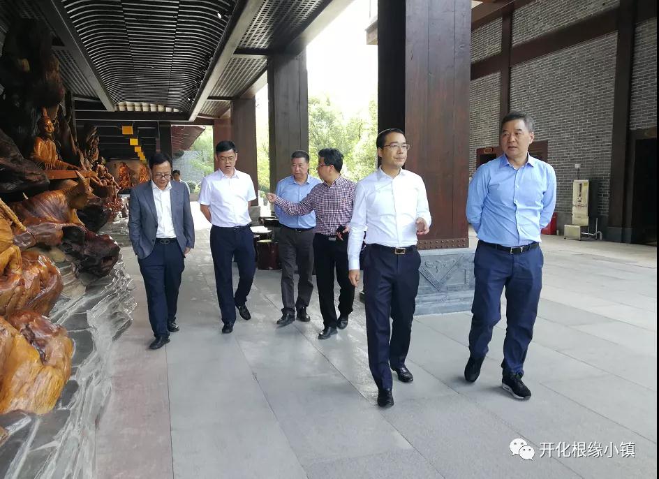 10月12日，慈溪市人大常委会主任孙百南、慈溪市政协主席陈杰峰一行考察开化根缘小镇
